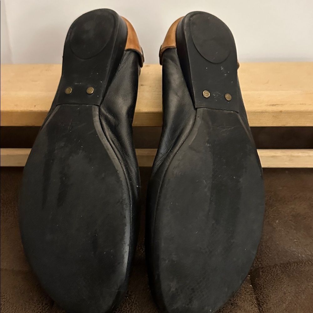 B Macowsky Black and Tan Flats - Picture 3 of 4